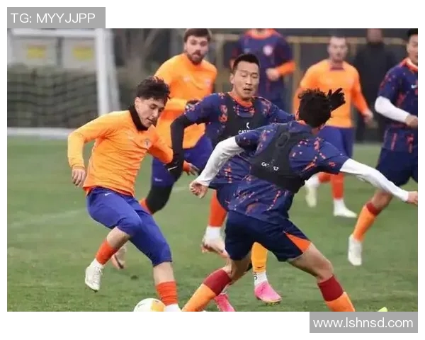 小伙模仿足球球星技巧高超引热议 成为街头足球新风尚标杆 小伙模仿足球球星技巧高超引热议 成为街头足球新风尚标杆